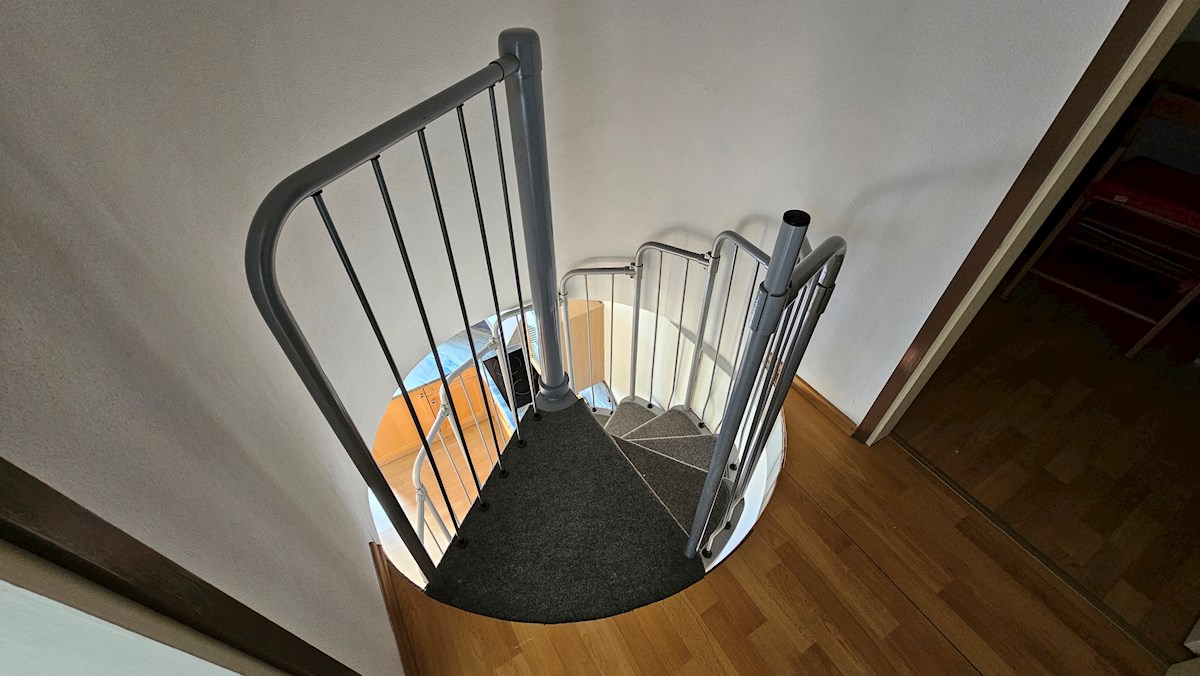 Appartamento su due livelli con vista mare