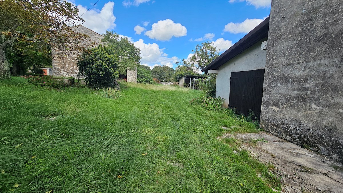 Autentica Stanzia Istriana con Due Case in Pietra e Vista sulla Natura