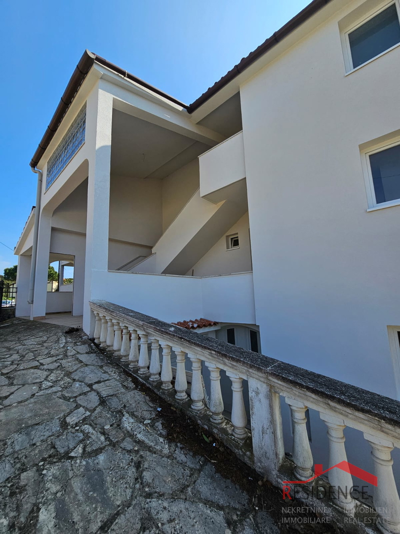 Banjole, una casa con tre appartamenti e vista mare