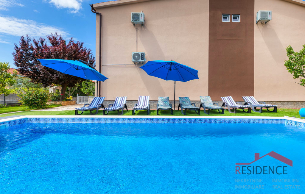 Fasana, casa con piscina e vista sul mare