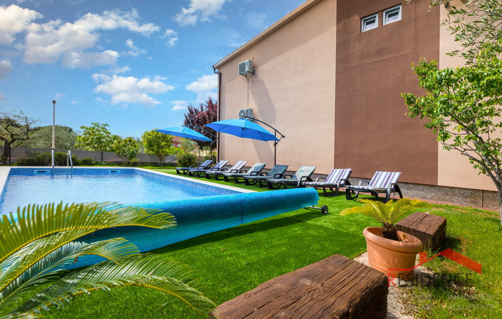 Fasana, casa con piscina e vista sul mare