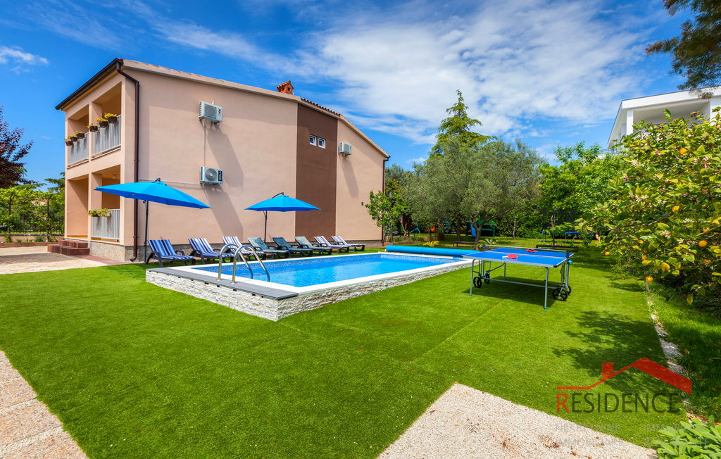 Fasana, casa con piscina e vista sul mare