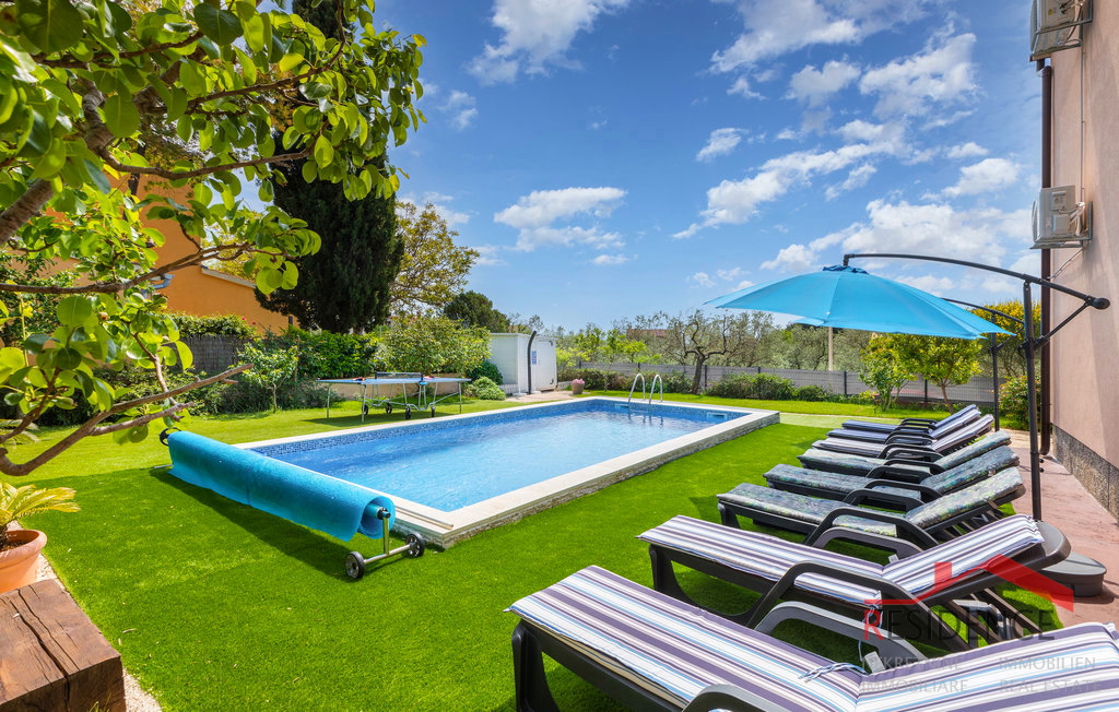 Fasana, casa con piscina e vista sul mare