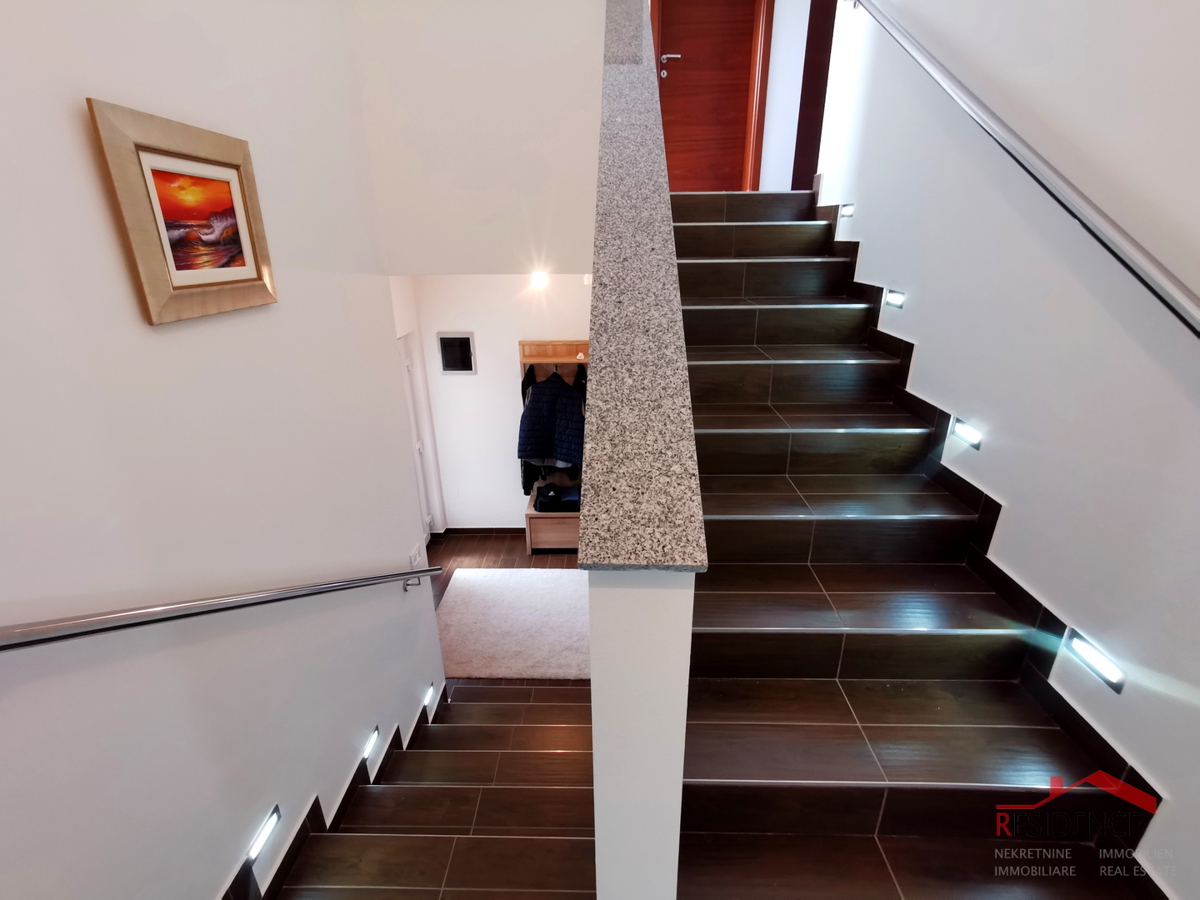 Galižana, casa a due piani, garage