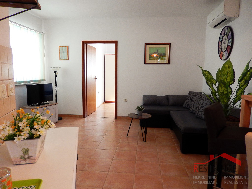 Bella casa vacanze con piscina a Ližnjan