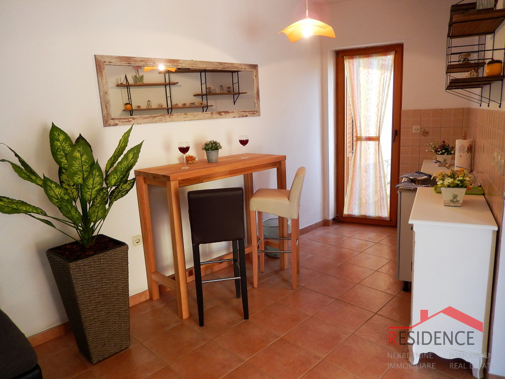 Bella casa vacanze con piscina a Ližnjan