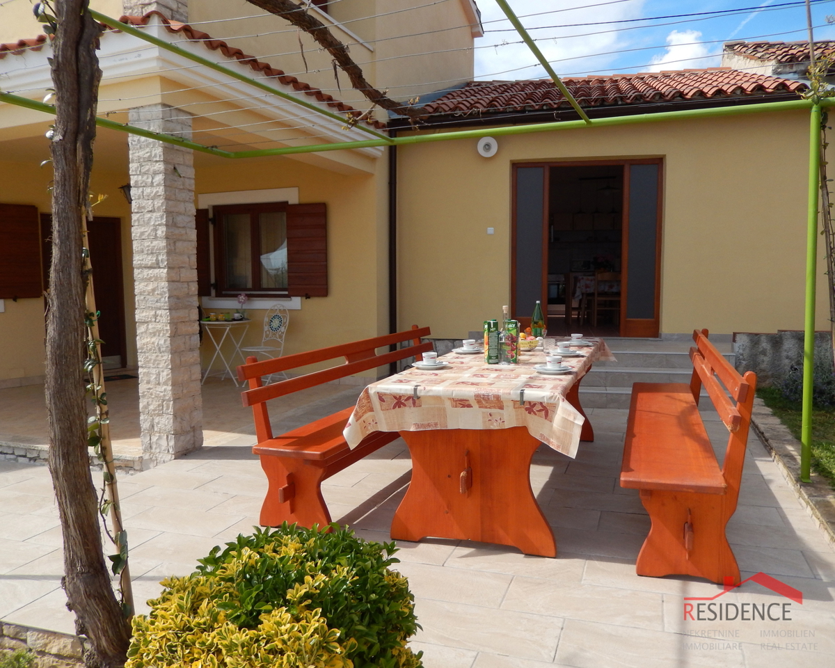 Bella casa vacanze con piscina a Ližnjan