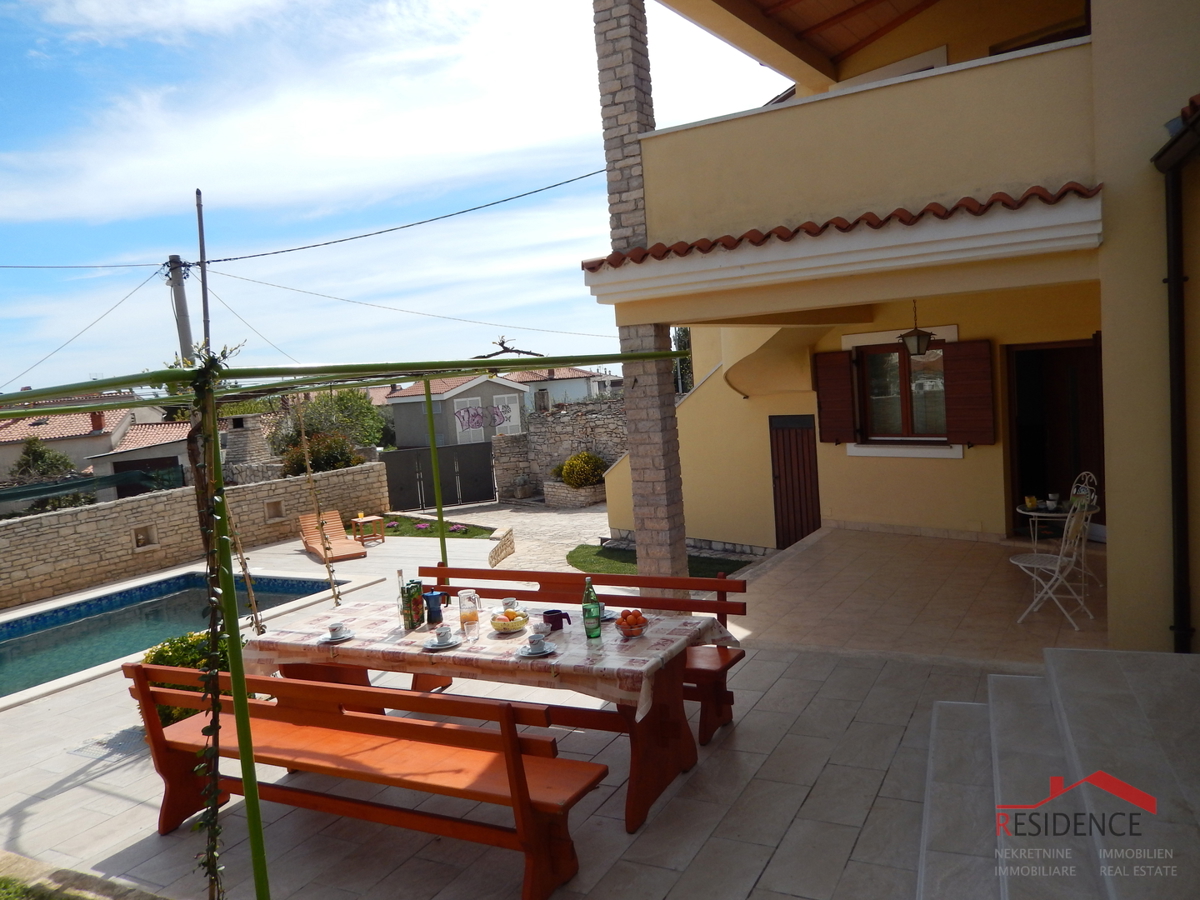 Bella casa vacanze con piscina a Ližnjan