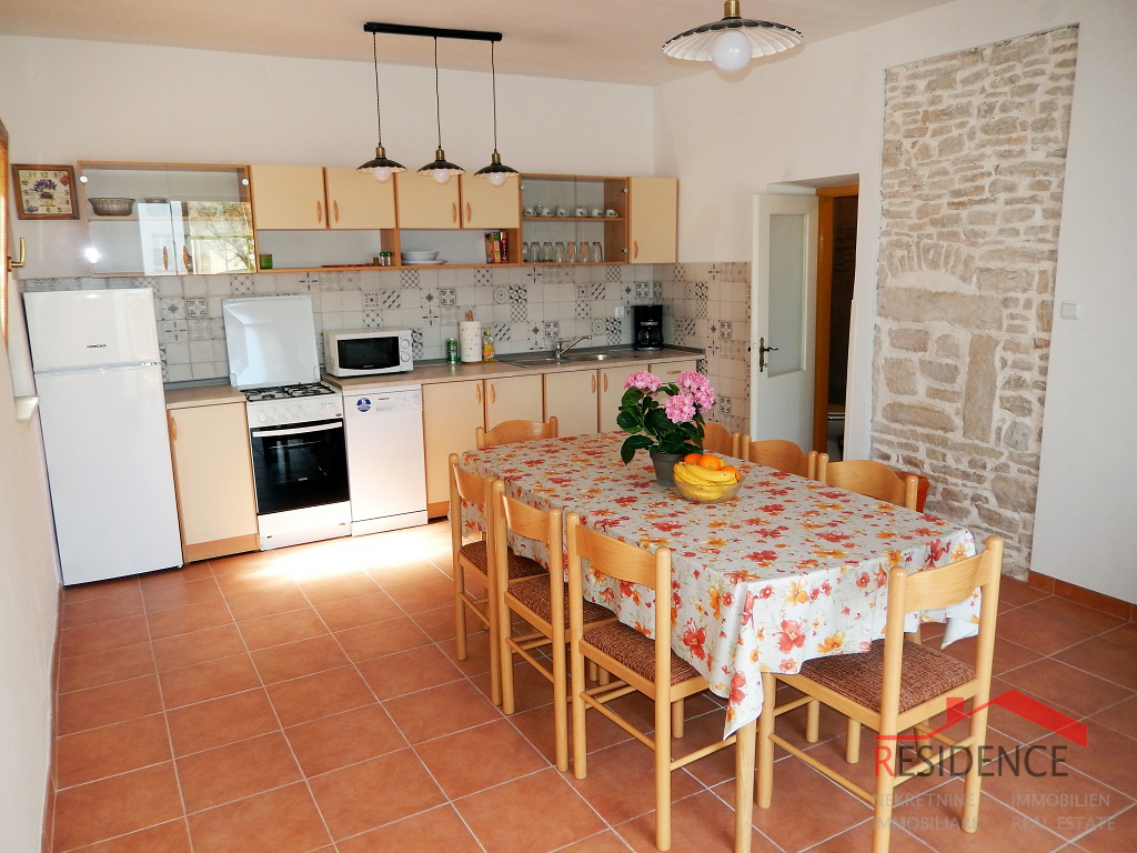 Bella casa vacanze con piscina a Ližnjan