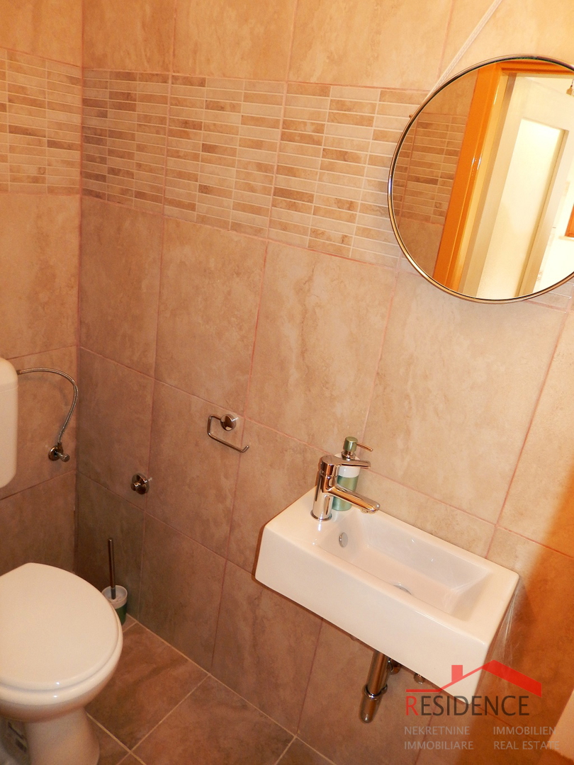 Bella casa vacanze con piscina a Ližnjan