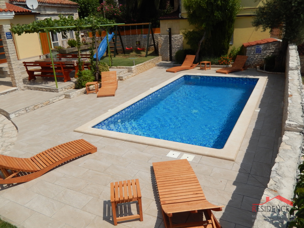 Bella casa vacanze con piscina a Ližnjan