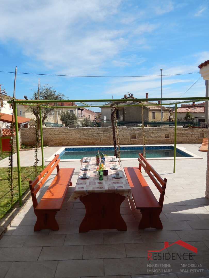 Bella casa vacanze con piscina a Ližnjan