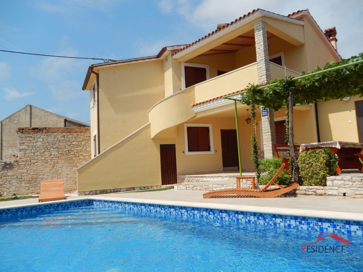 Bella casa vacanze con piscina a Ližnjan