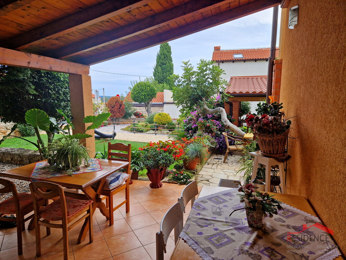 Banjole, casa con ristorante, vista mare