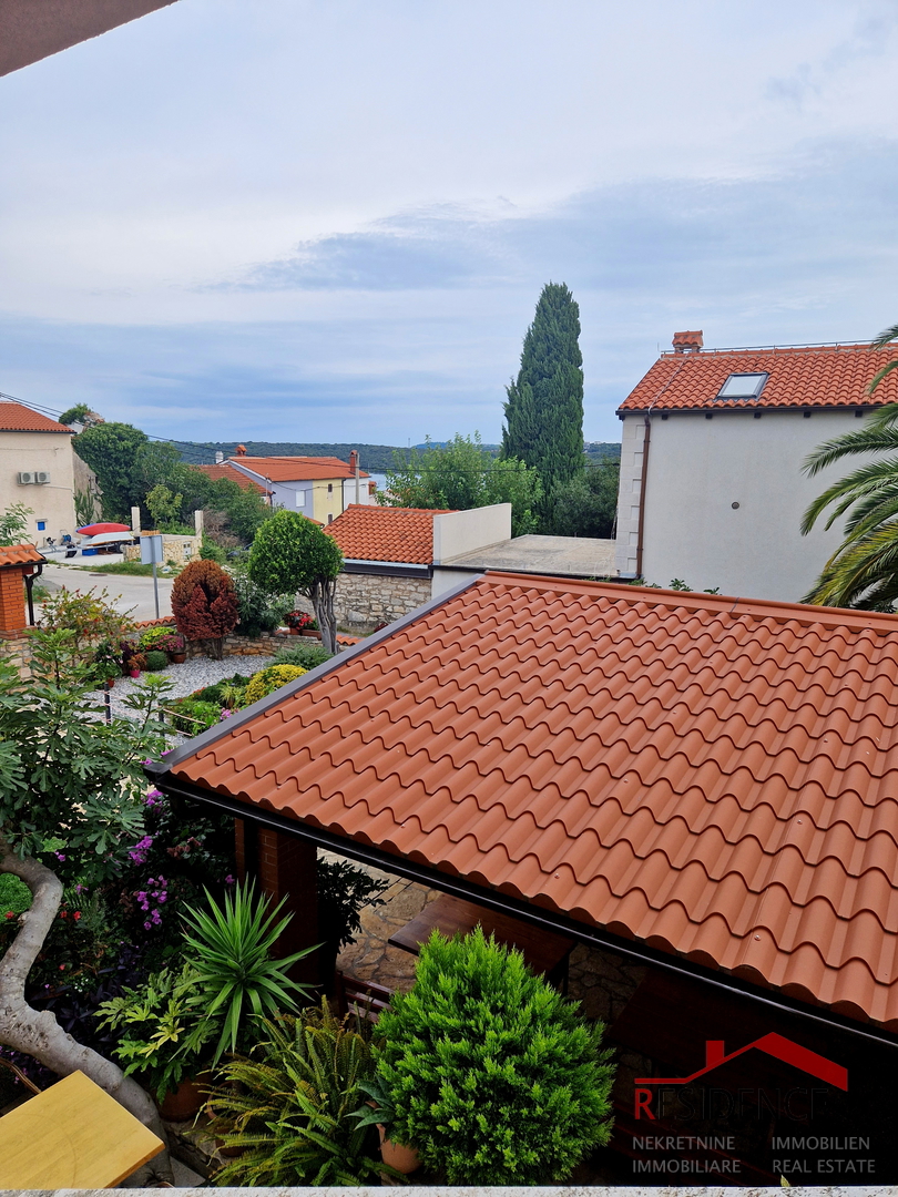 Banjole, casa con ristorante, vista mare