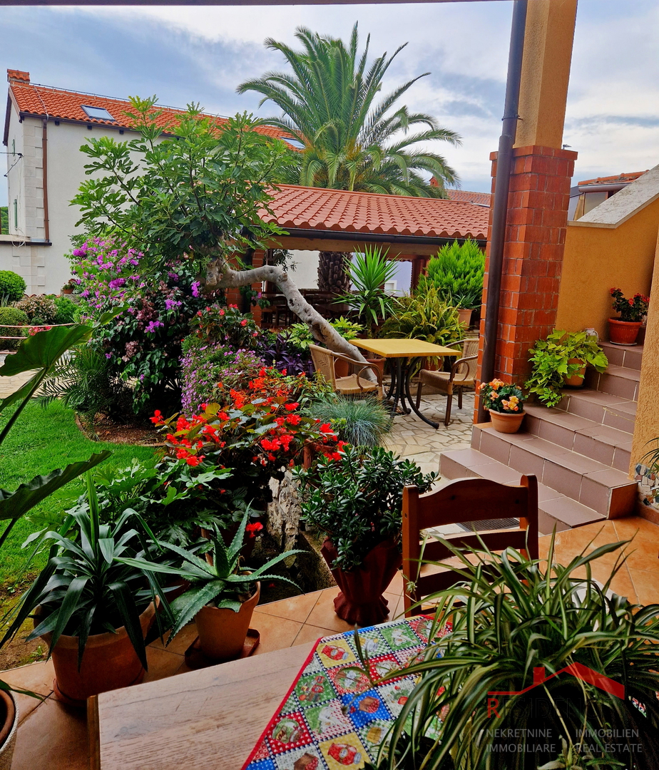 Banjole, casa con ristorante, vista mare