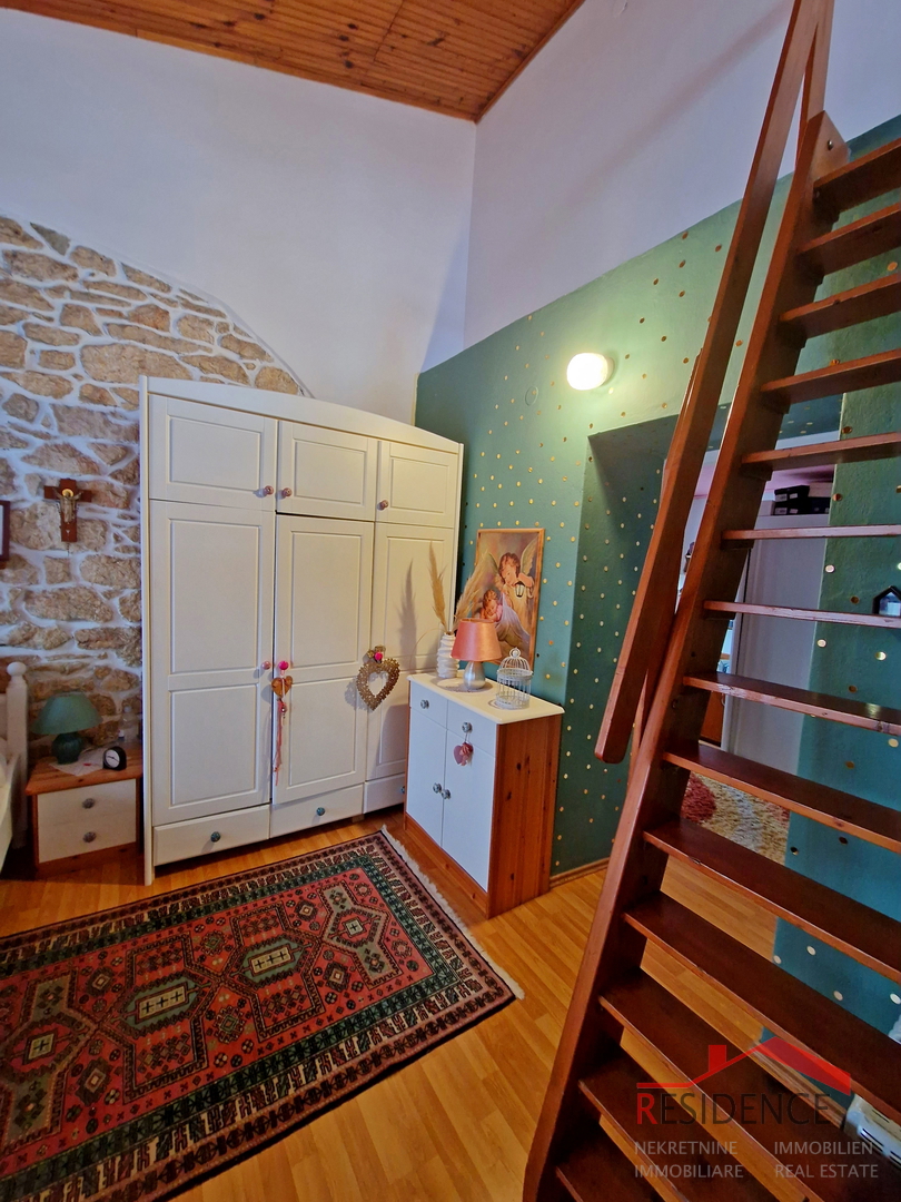 Banjole, casa con ristorante, vista mare