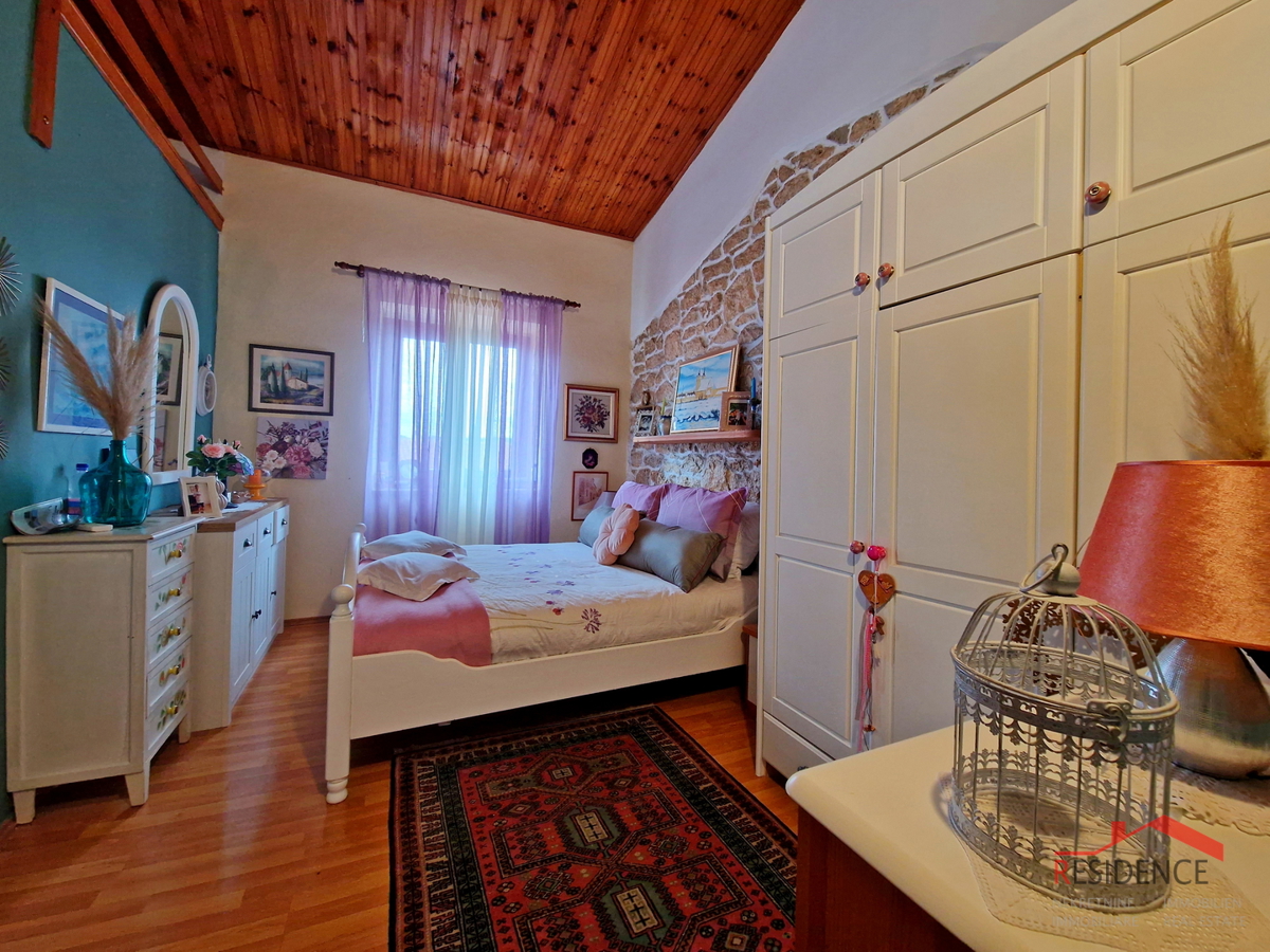 Banjole, casa con ristorante, vista mare