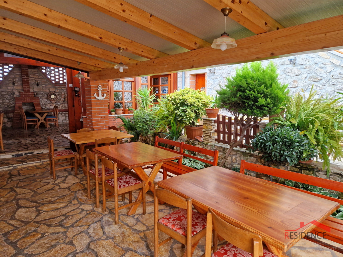 Banjole, casa con ristorante, vista mare