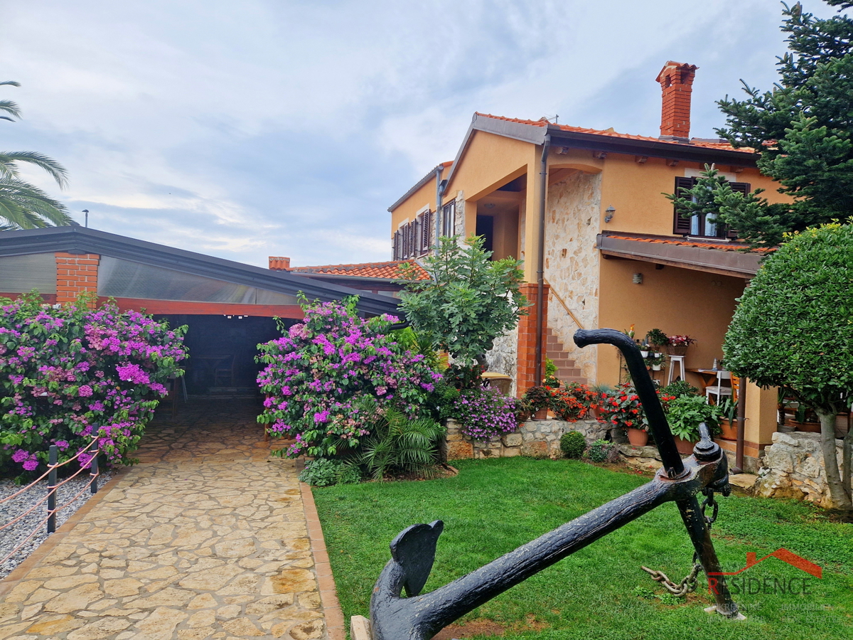 Banjole, casa con ristorante, vista mare