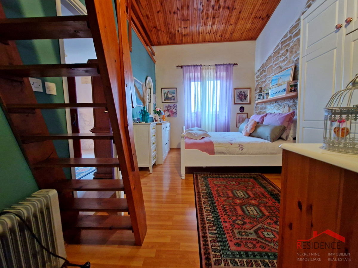 Banjole, casa con ristorante, vista mare