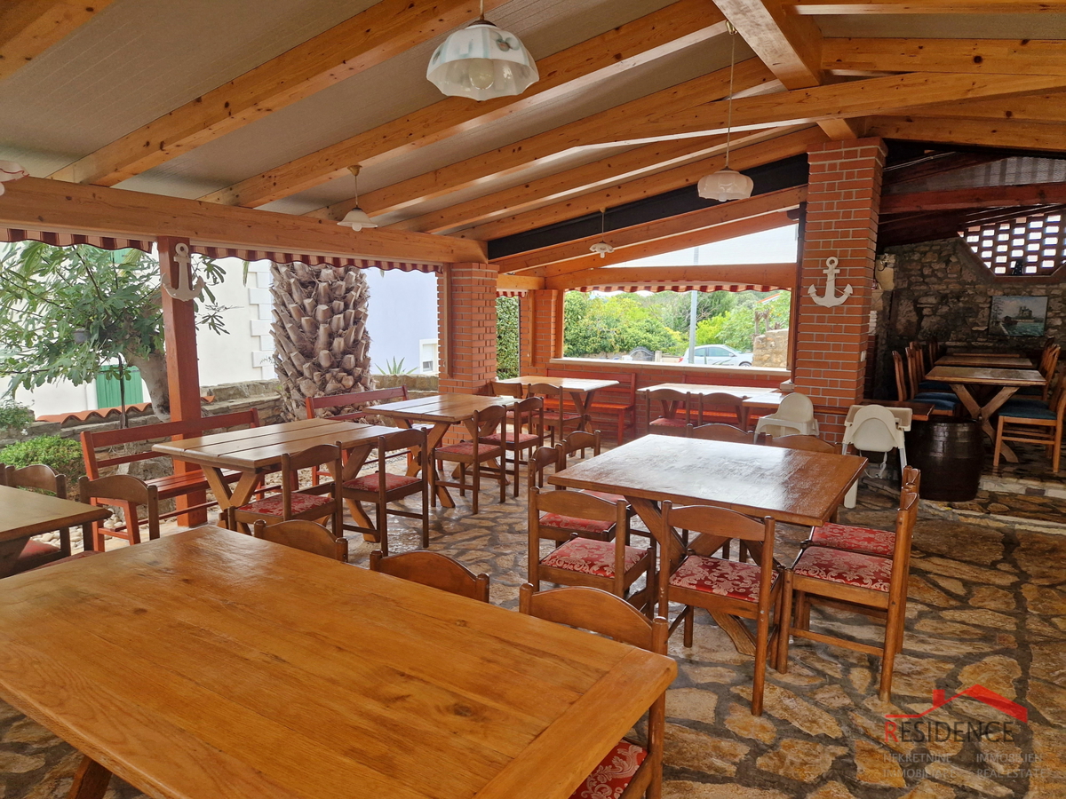 Banjole, casa con ristorante, vista mare