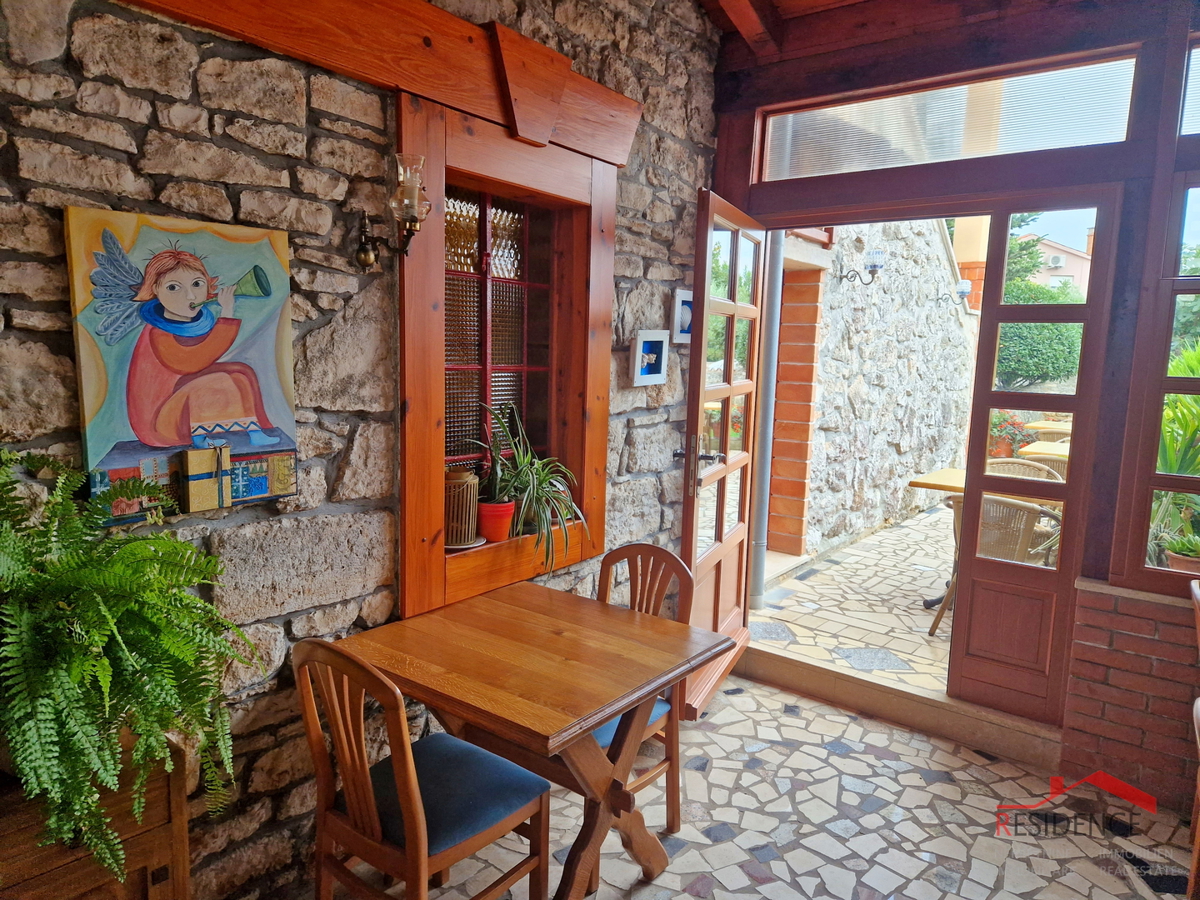 Banjole, casa con ristorante, vista mare