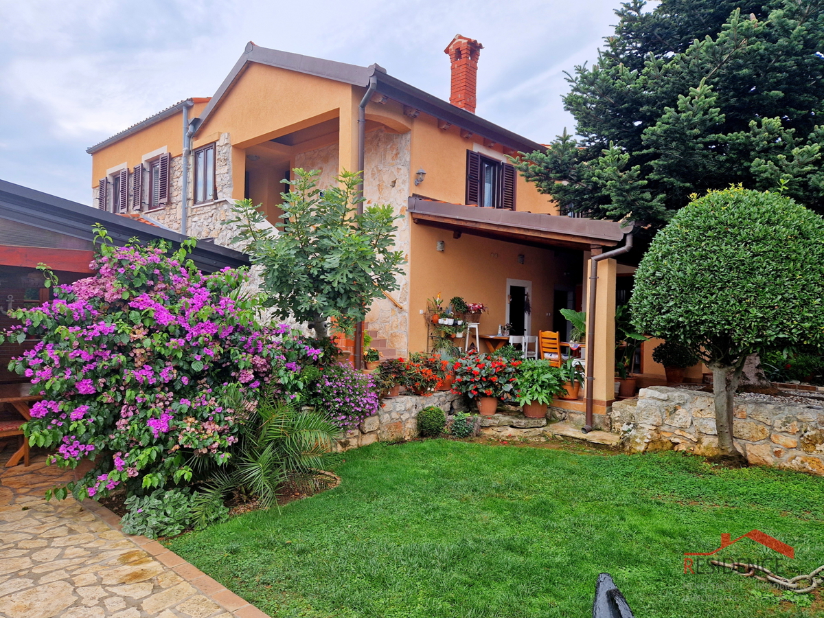 Banjole, casa con ristorante, vista mare