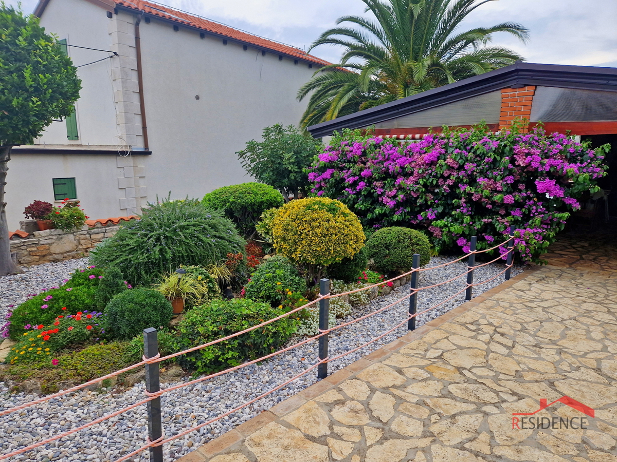 Banjole, casa con ristorante, vista mare