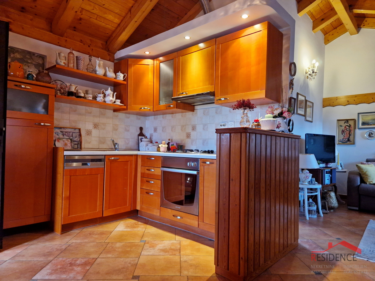 Banjole, casa con ristorante, vista mare