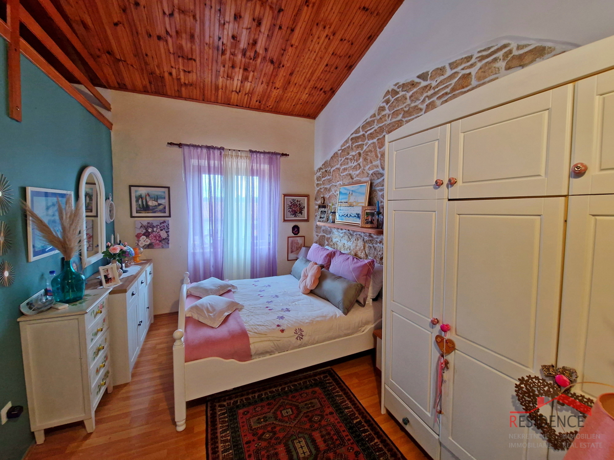 Banjole, casa con ristorante, vista mare