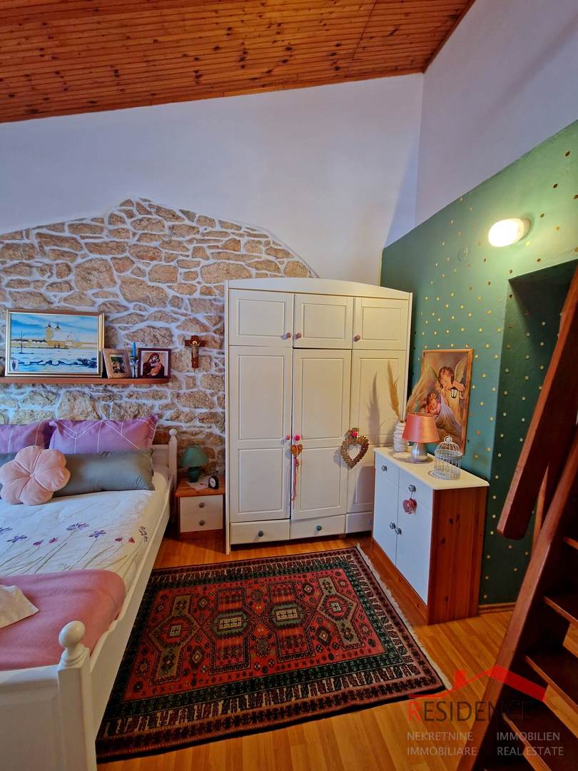 Banjole, casa con ristorante, vista mare