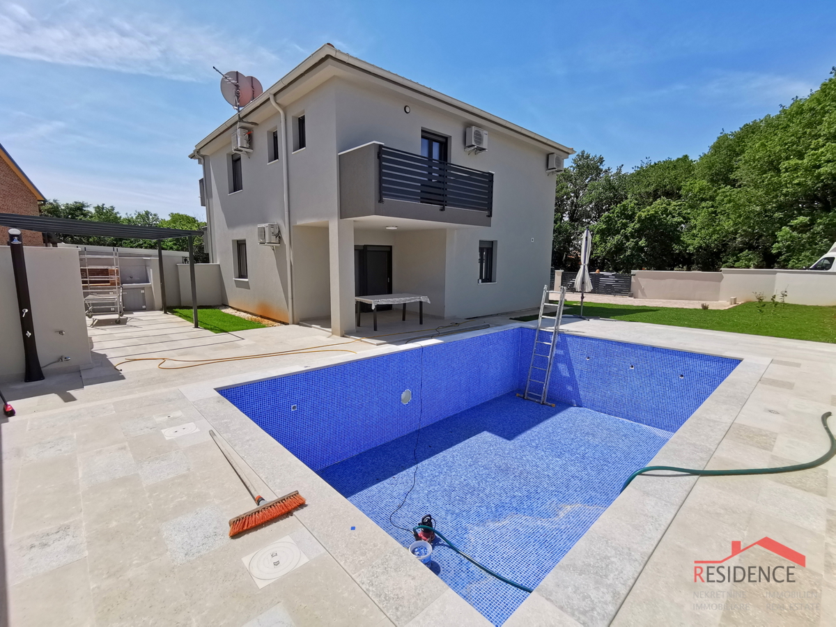 Pomer, nuova villa con piscina vicino al mare e ad Aci Marina Pomer