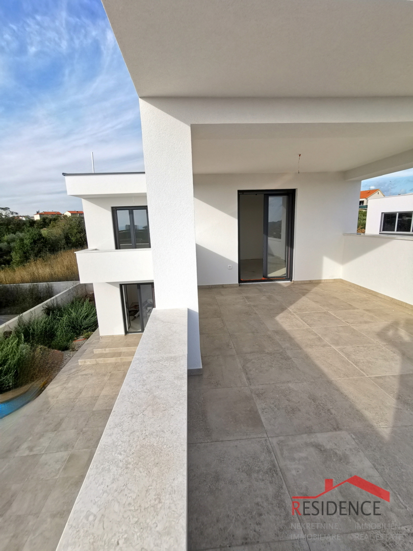 DIGNANO, CASA INDIPENDENTE CON PISCINA, NUOVA COSTRUZIONE, VISTA MARE