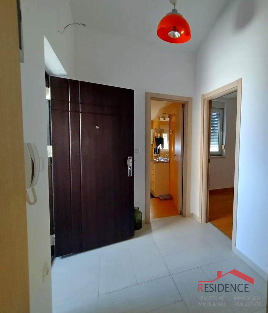 Valbandon, appartamento al primo piano, 2 posti auto