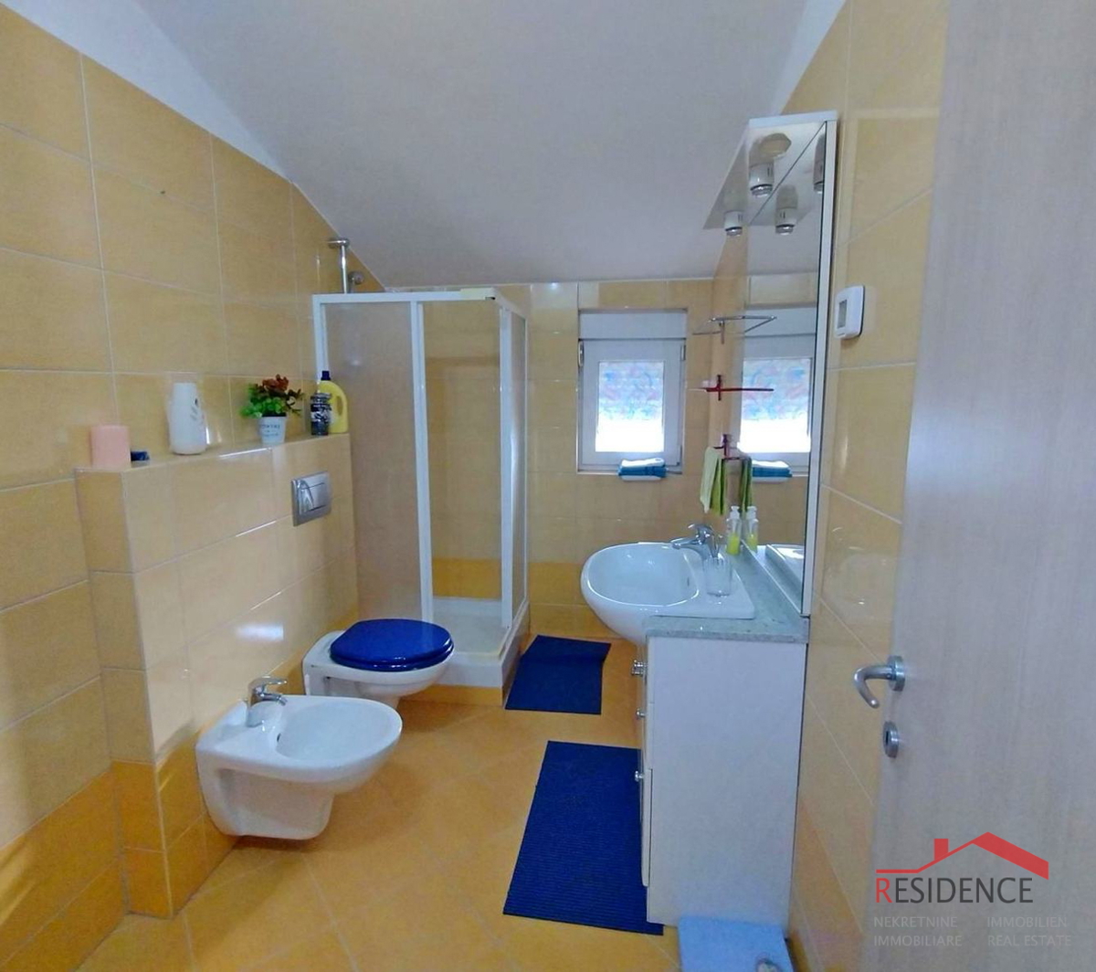 Valbandon, appartamento al primo piano, 2 posti auto