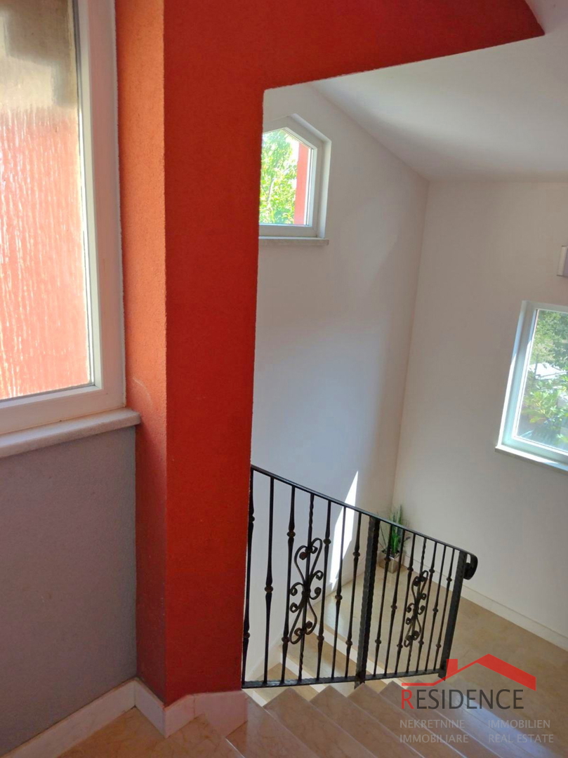 Valbandon, appartamento al primo piano, 2 posti auto