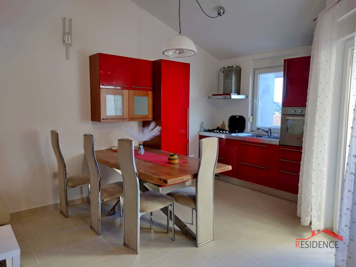 Valbandon, appartamento al primo piano, 2 posti auto