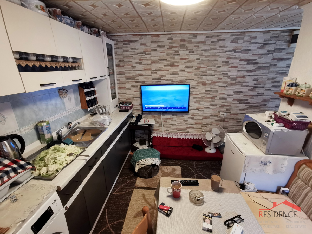 Dignano, casa in pietra, ultima in fila, su 3 piani