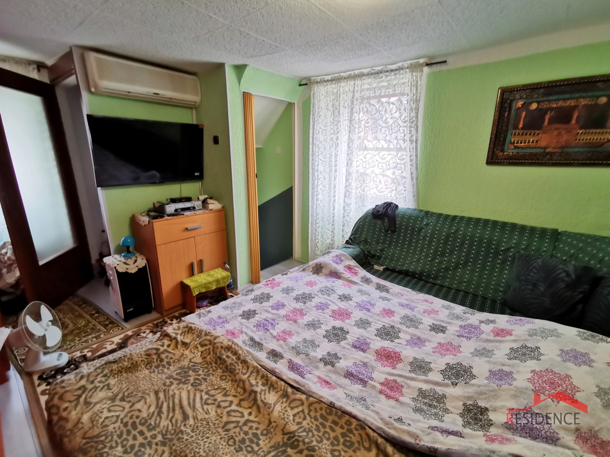 Dignano, casa in pietra, ultima in fila, su 3 piani