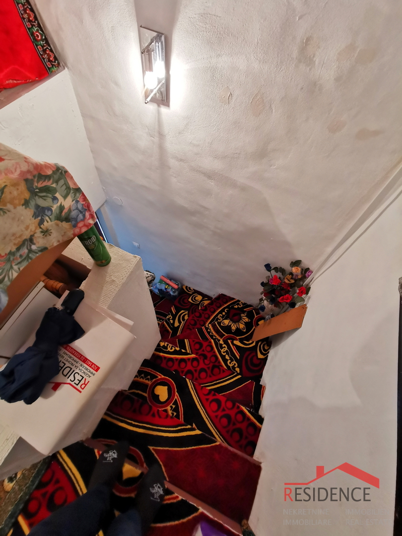 Dignano, casa in pietra, ultima in fila, su 3 piani