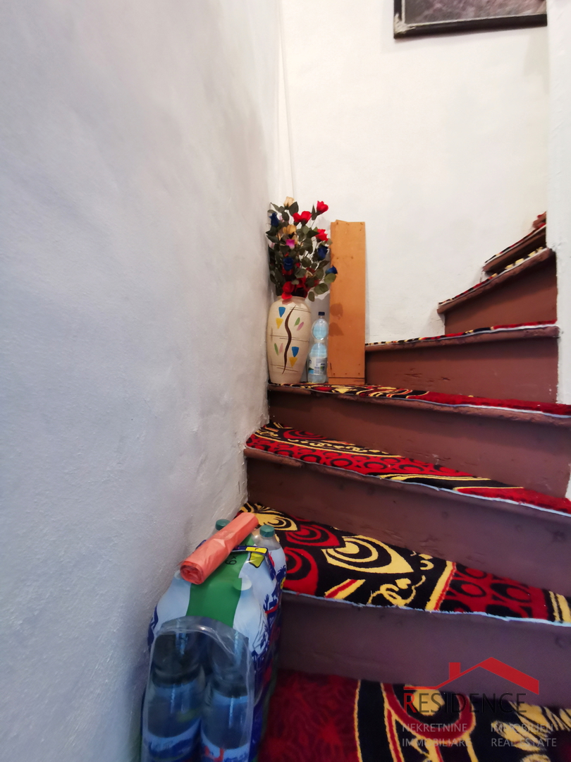 Dignano, casa in pietra, ultima in fila, su 3 piani