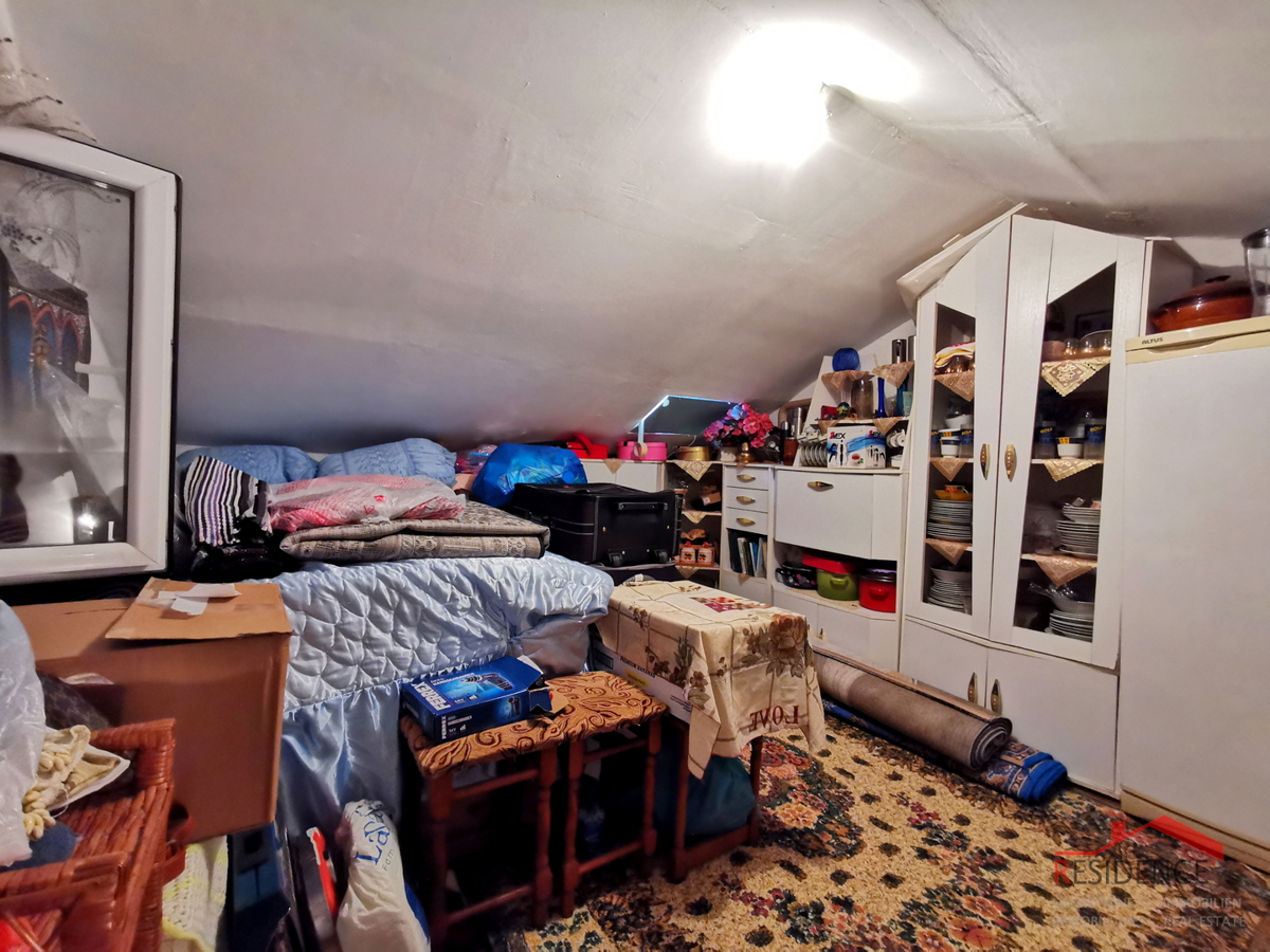 Dignano, casa in pietra, ultima in fila, su 3 piani