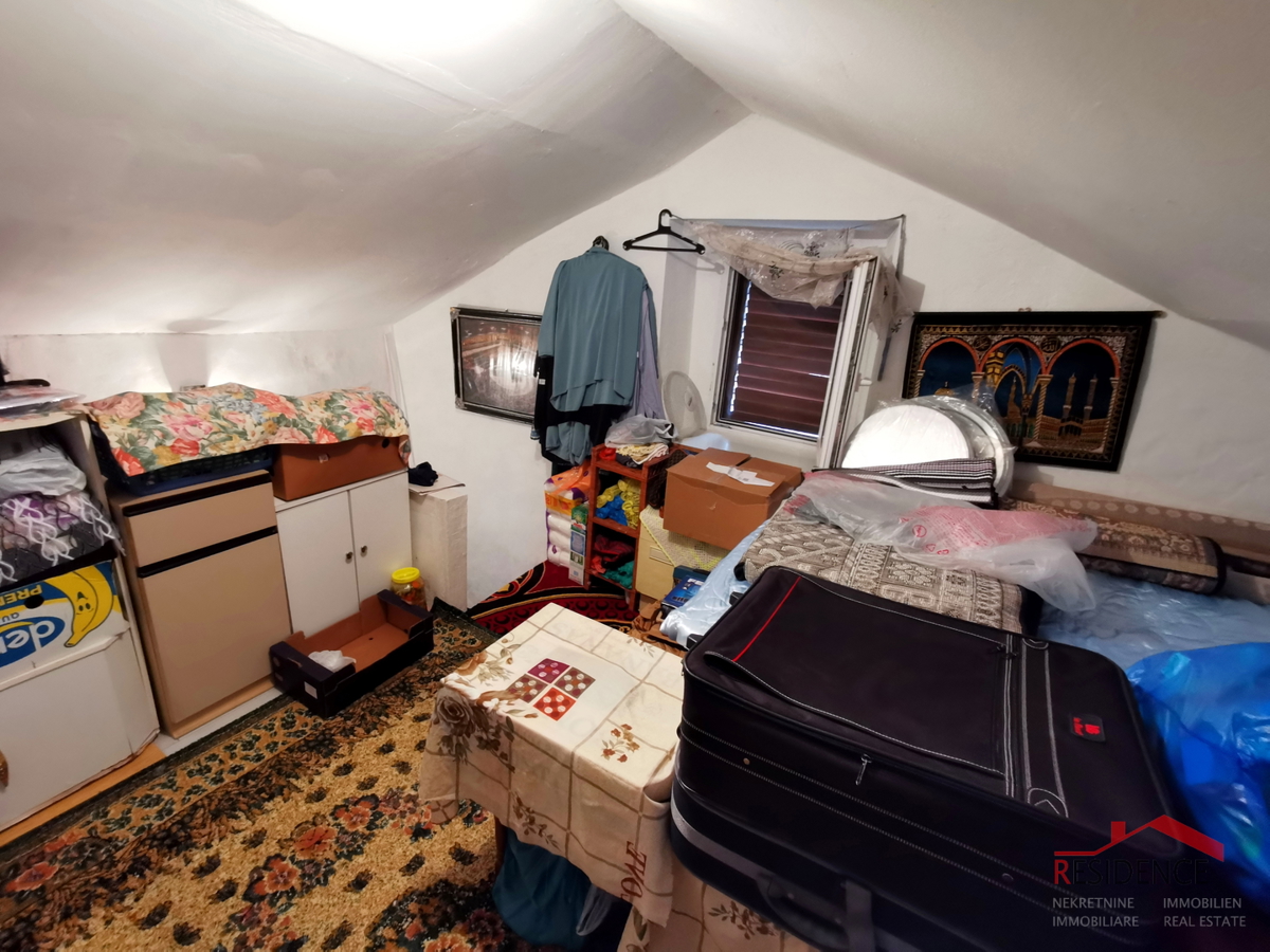 Dignano, casa in pietra, ultima in fila, su 3 piani