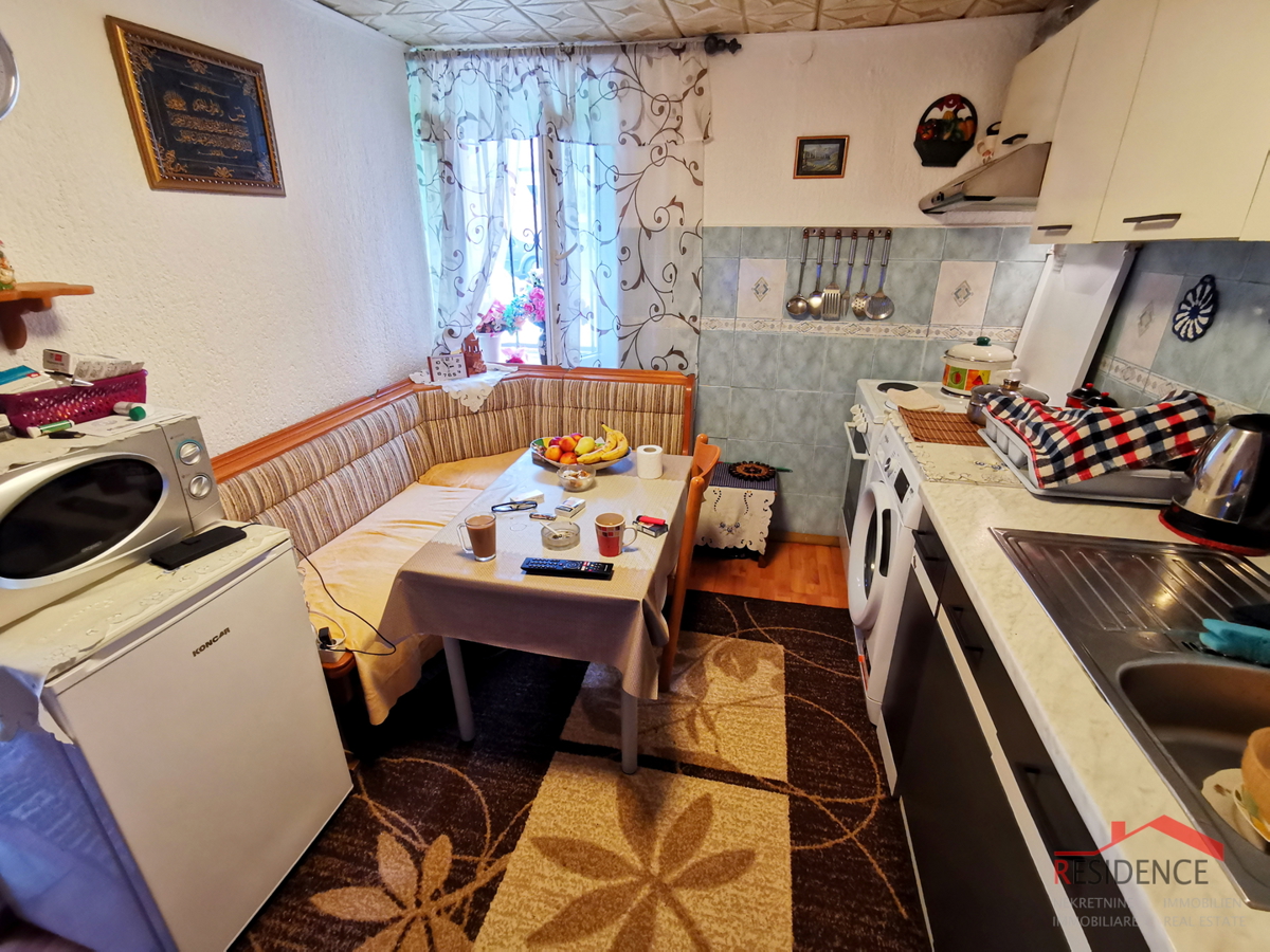 Dignano, casa in pietra, ultima in fila, su 3 piani