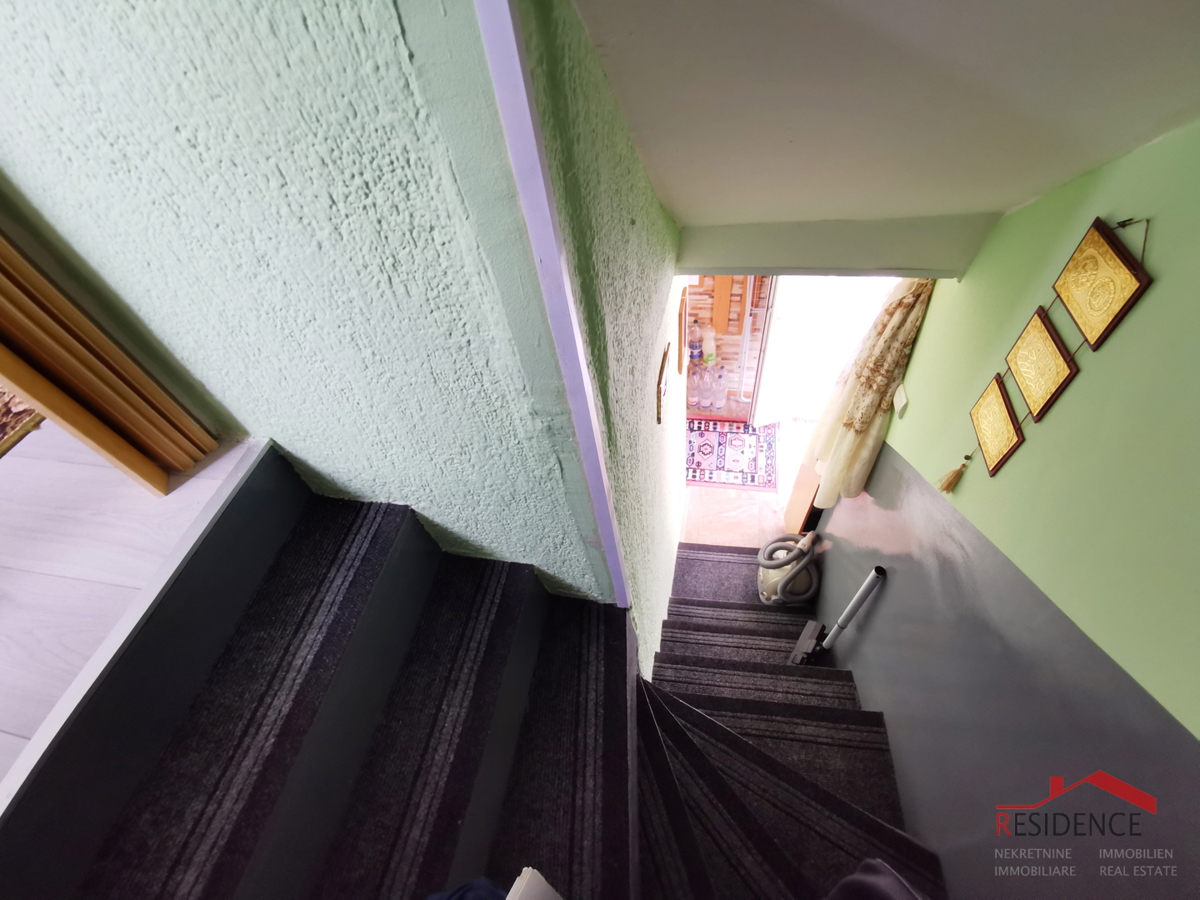 Dignano, casa in pietra, ultima in fila, su 3 piani