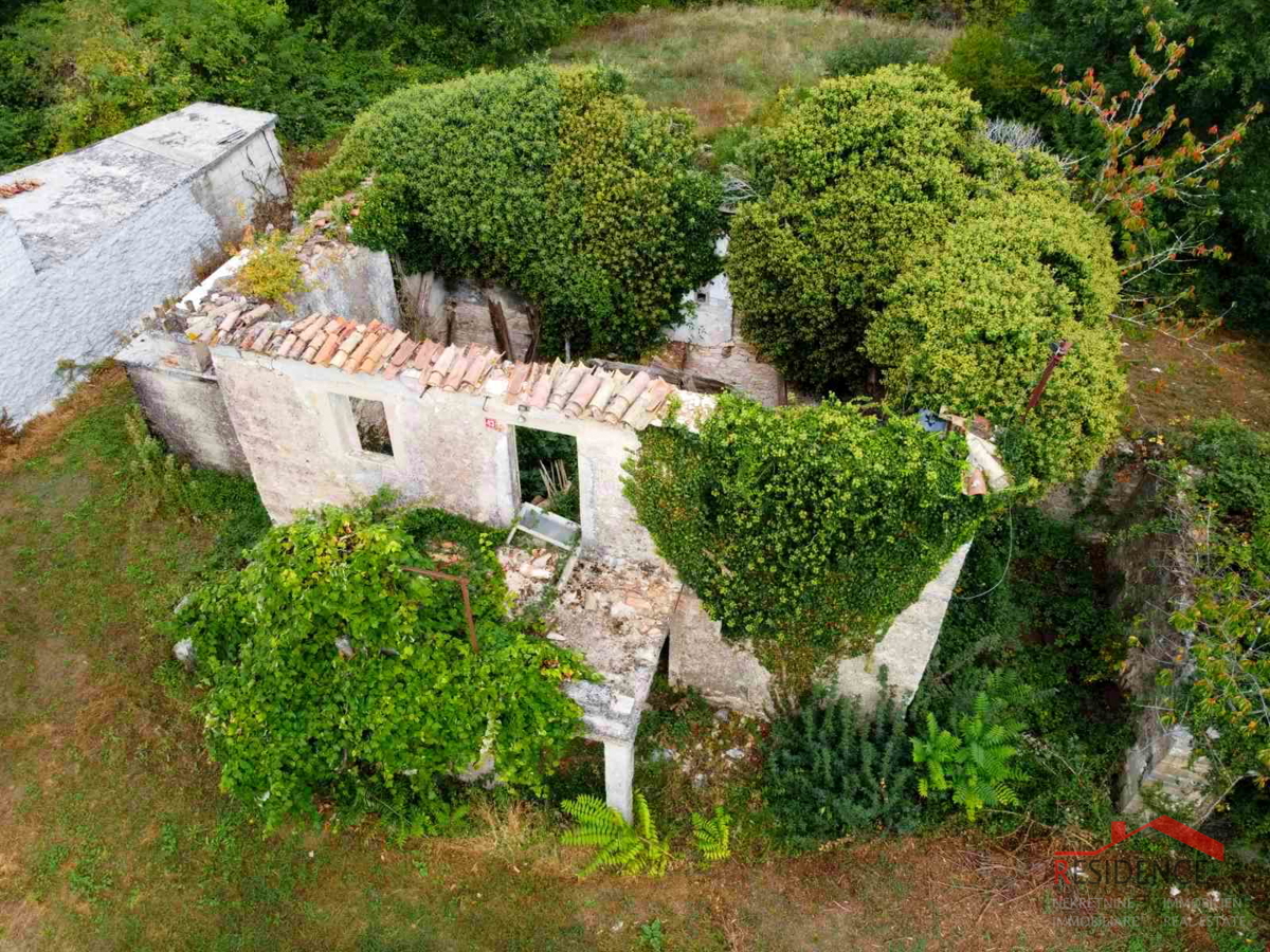 Gračišće, antica casa istriana in rovina con ampio giardino