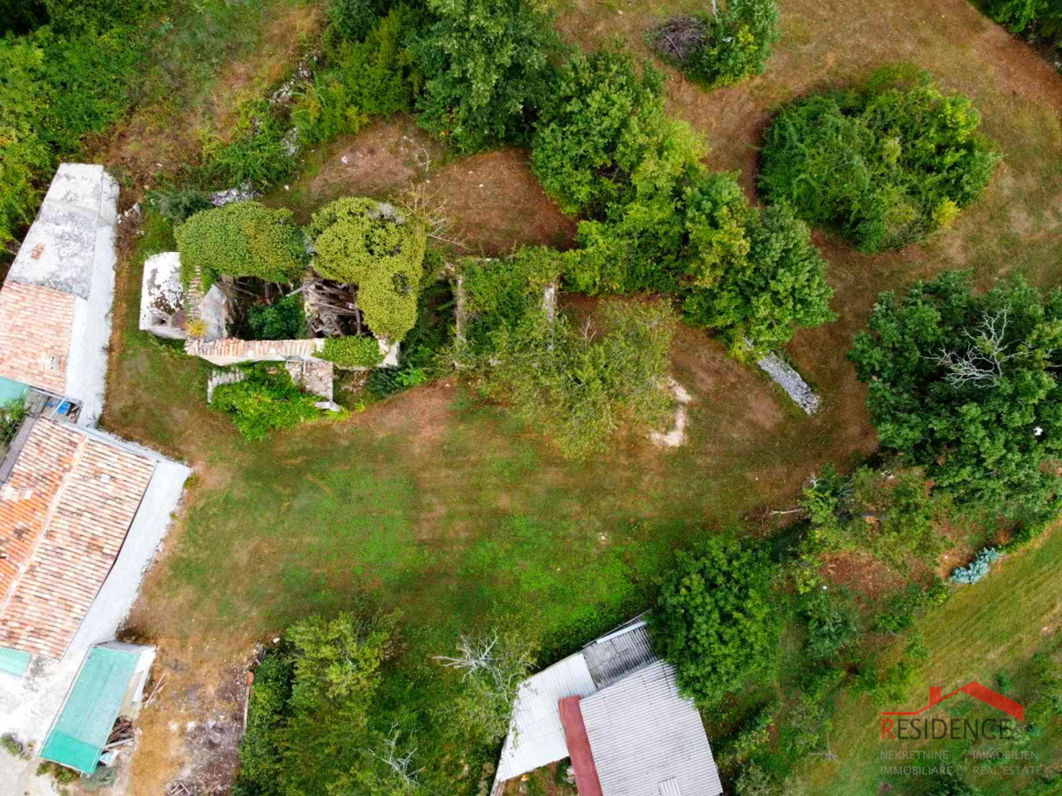 Gračišće, antica casa istriana in rovina con ampio giardino