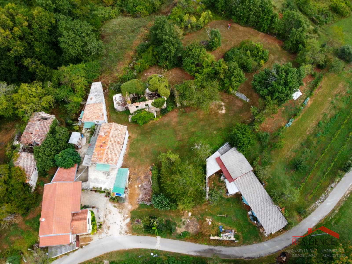 Gračišće, antica casa istriana in rovina con ampio giardino