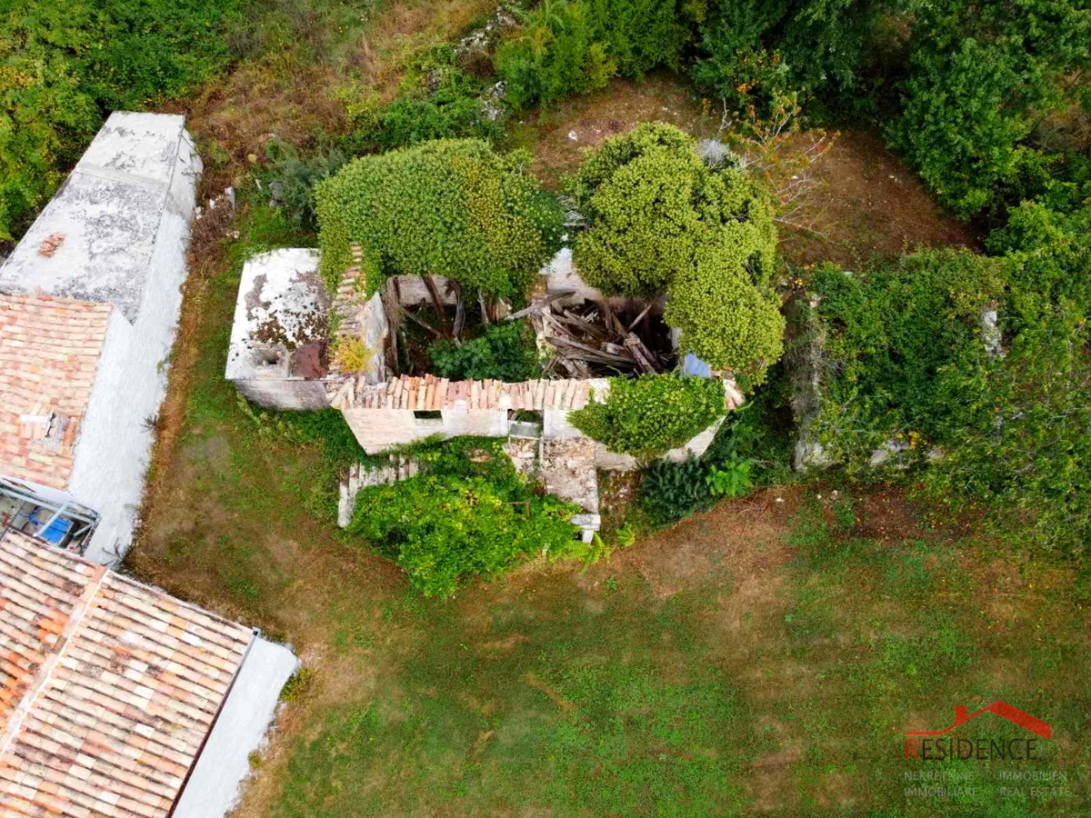 Gračišće, antica casa istriana in rovina con ampio giardino